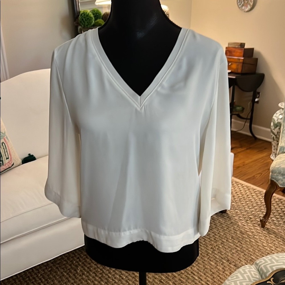 Chelsea 28 Silky Cream V-Neck Women's Top Size Small
